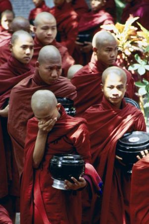 19- Monjes yendo a comer.jpg